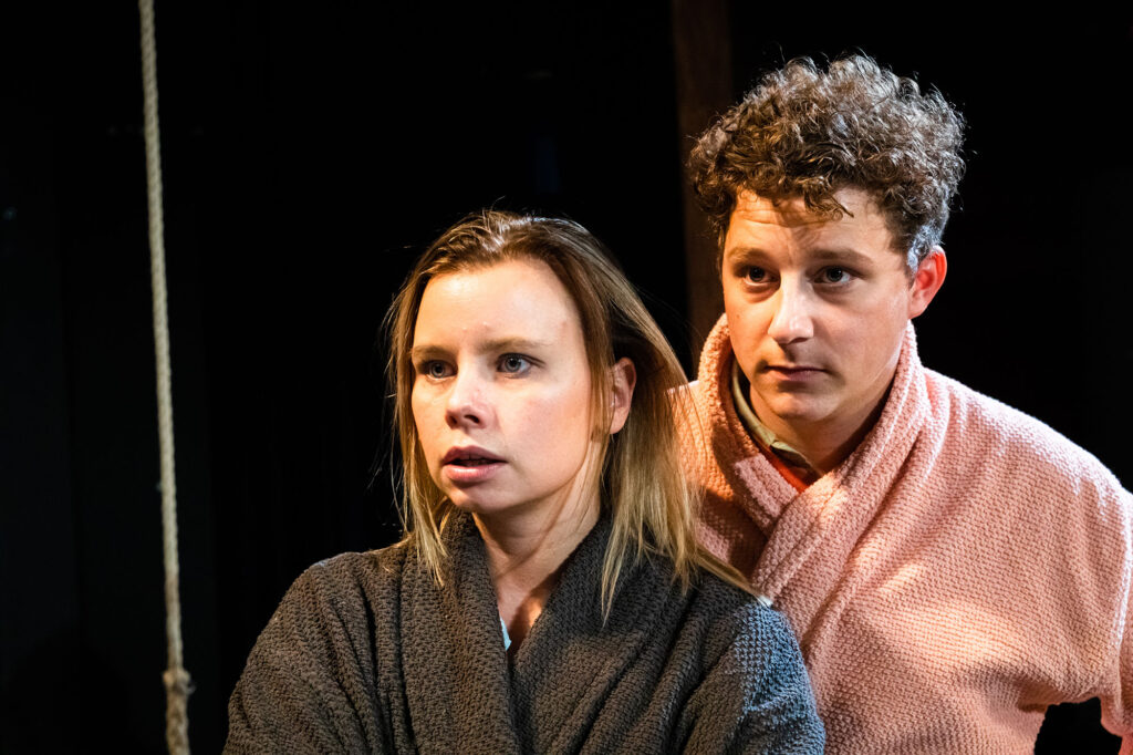Amanda Jansson och Charlie Gustafsson i Tårtljus på Playhouse Teater
