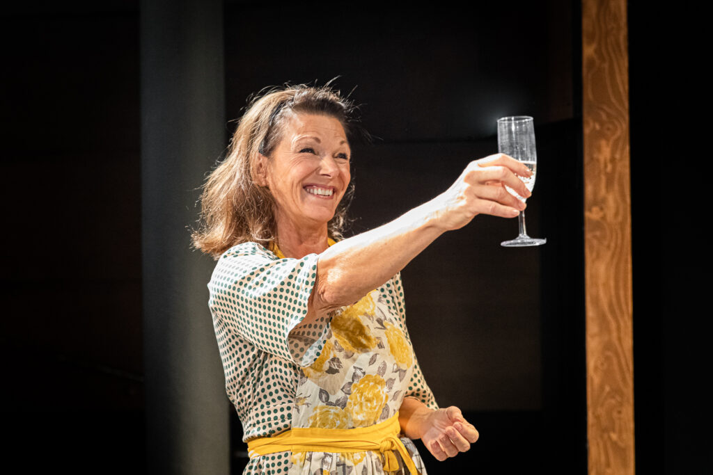 Katrin Sundberg som Ernestine i Tårtljus