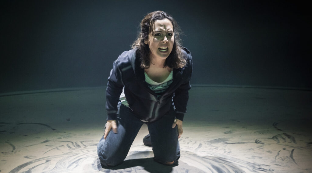 Ines Cherif i Gränser av Henry Naylor på Playhouse Teater