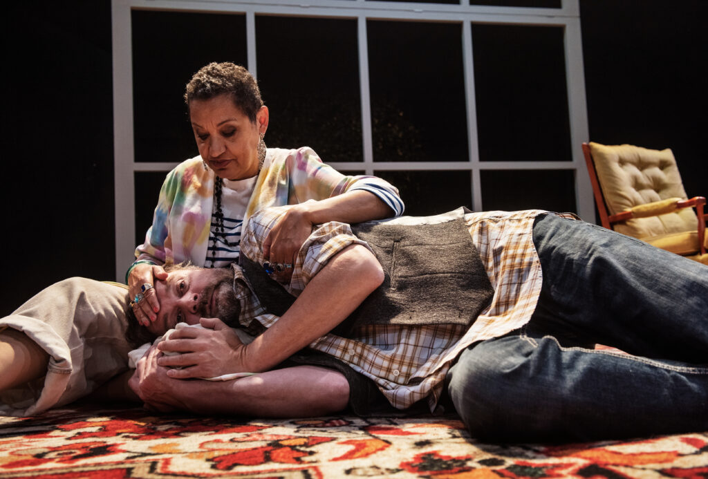 Astrid Assefa och Peter Eriksson i Livet Suger av Aaron Posner på Playhouse Teater