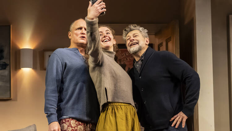 Reading på Playhouse: Ulster American av David Ireland. Bild från tidigare produktion, på de tre rollerna Jay, Ruth och Leigh som tar en selfie.