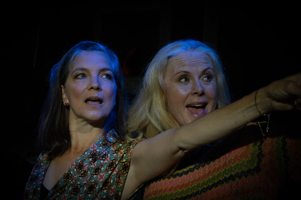 Sommar, 1976 av David Auburn på Playhouse Teater. Annika Olsson och Angela Kovács.