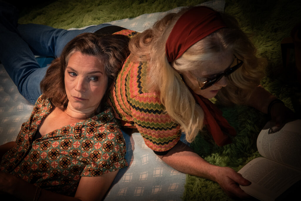 Sommar, 1976 av David Auburn på Playhouse Teater. Annika Olsson och Angela Kovács.